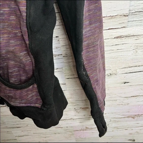 lululemon athletica Scuba Purple and Black Jacket size 8.
Shows signs of wear. - Picture 9 of 13